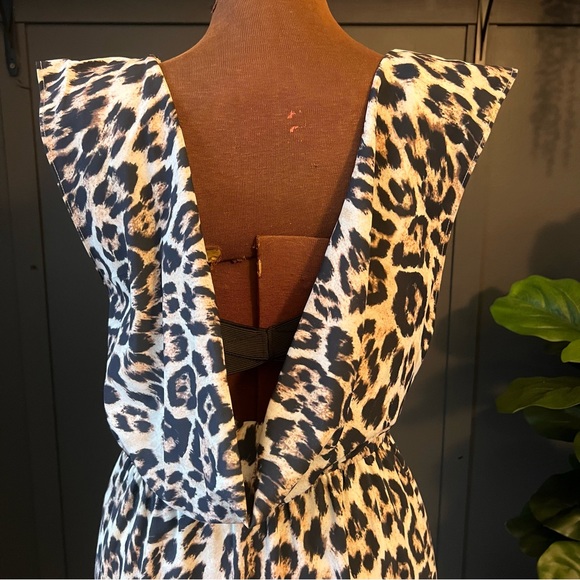 Alice + Olivia Shellie Leopard Open back dress size medium - Picture 6 of 9